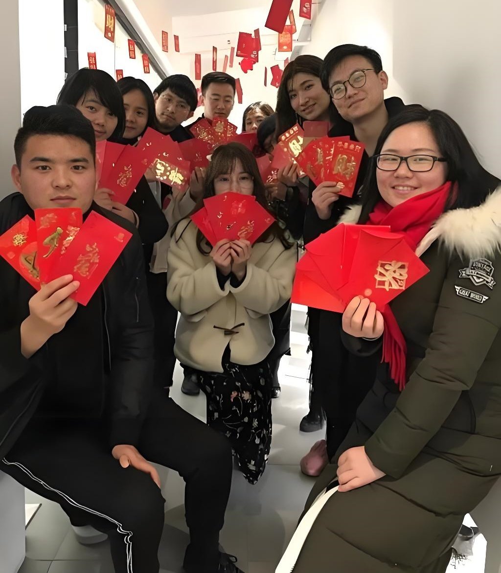 Chenghui employees receiving red envelopes on return to work 2026