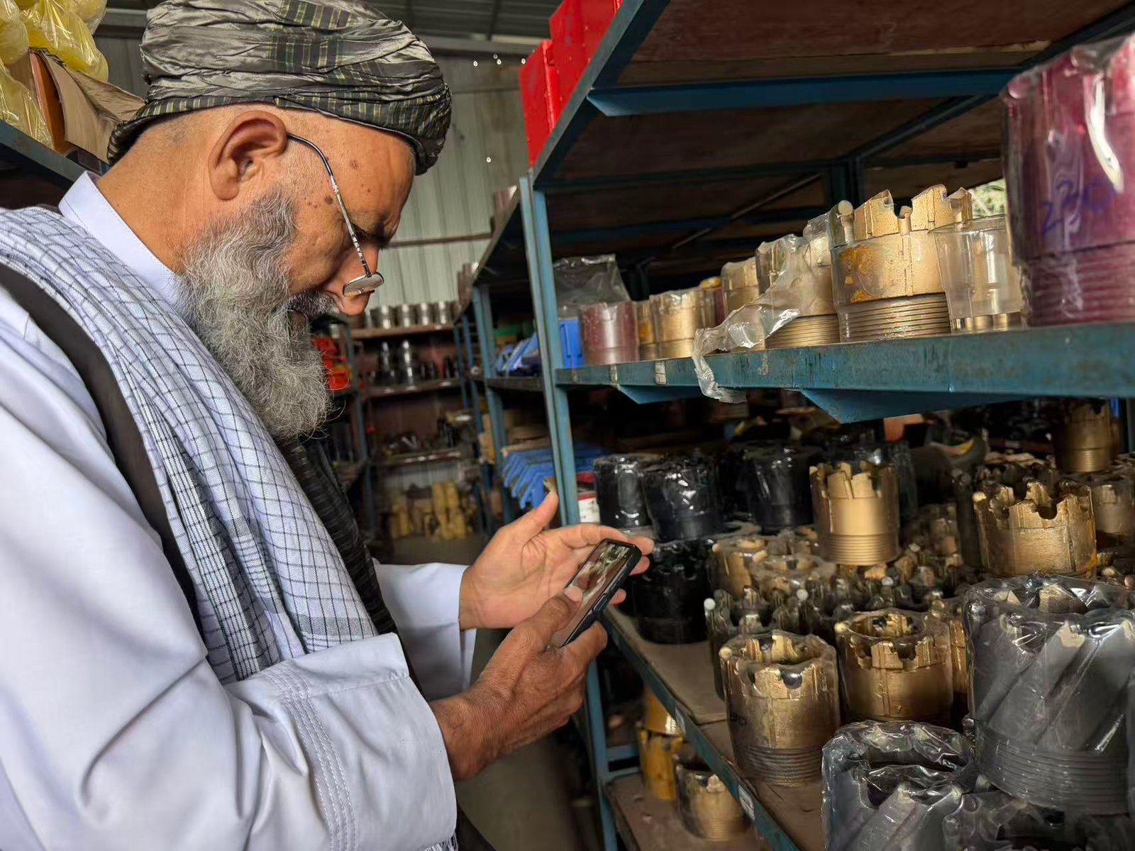 Central Asian client inspecting PDC drill bits at Chenghui factory